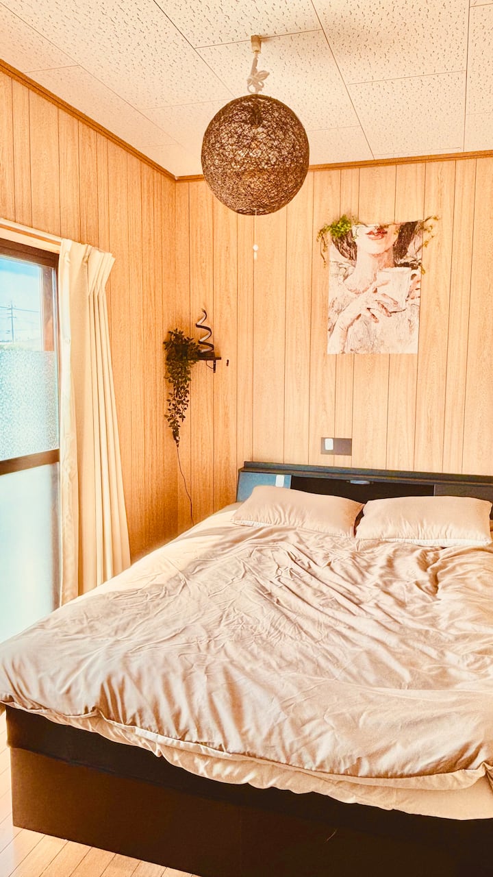 Chumba cha mtindo wa Magharibi kina kitanda na dawati la watu wawili