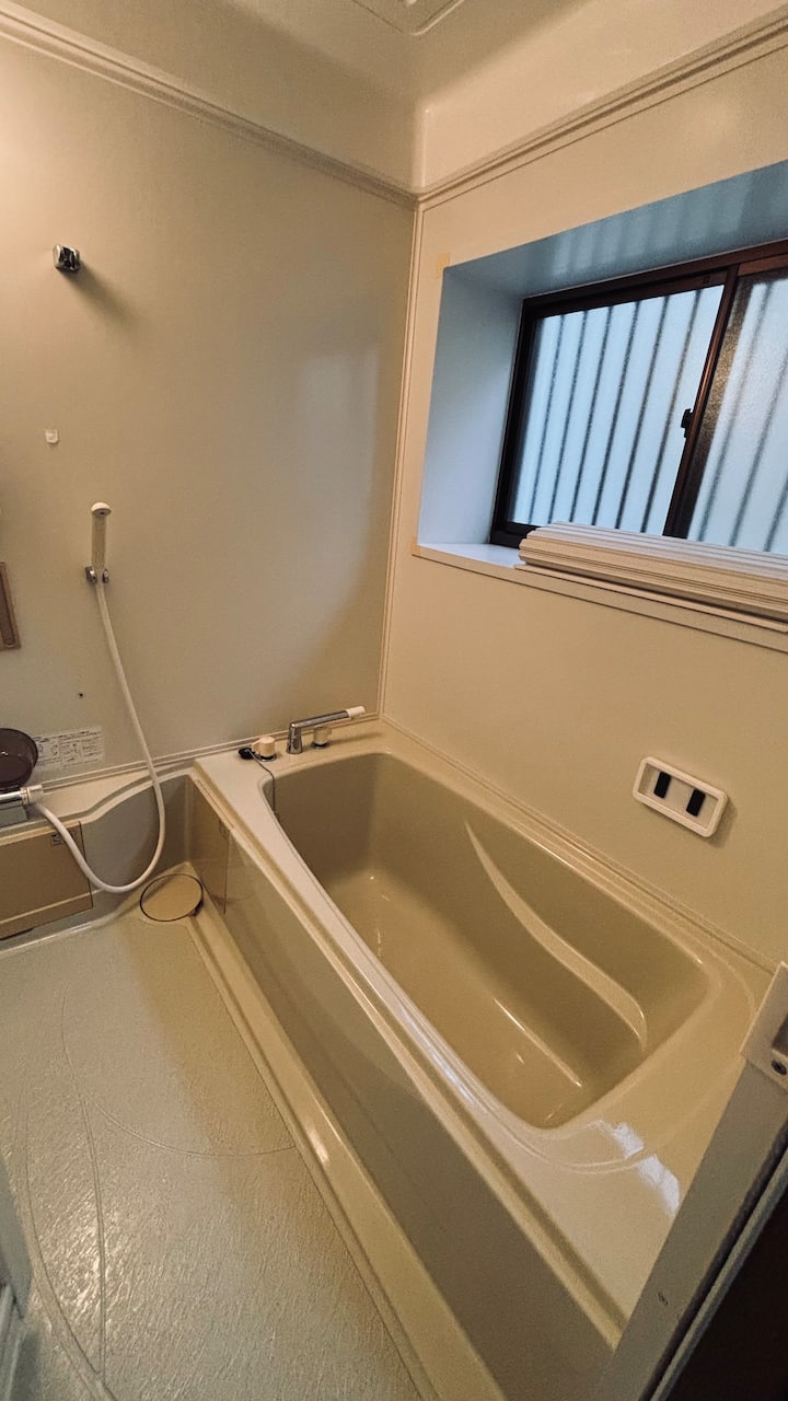 バスルーム。広いです。シャンプー、コンディショナー、ボディソープがあります