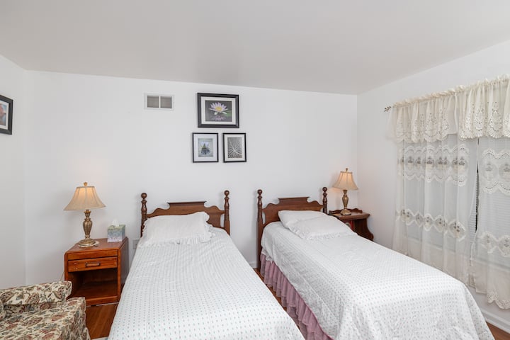 Soba dva s dva odvojena kreveta, naslonjačem i stolicom.  Osigurana je posteljina i ručnici.