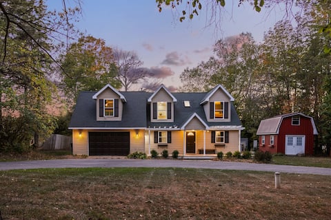 Lakefront Retreat-Mins to Dtown| Firepit| Hot Tub!