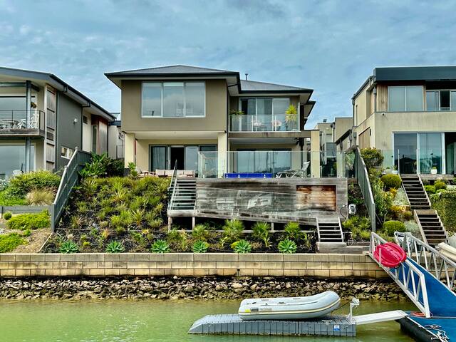 Marina-side Home 4 BDRM Sleeps 9 Pool/Spa gallery image 2