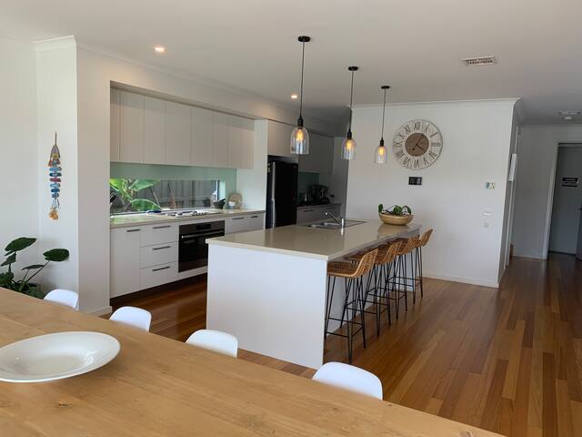 Marina-side Home 4 BDRM Sleeps 9 Pool/Spa gallery image 4