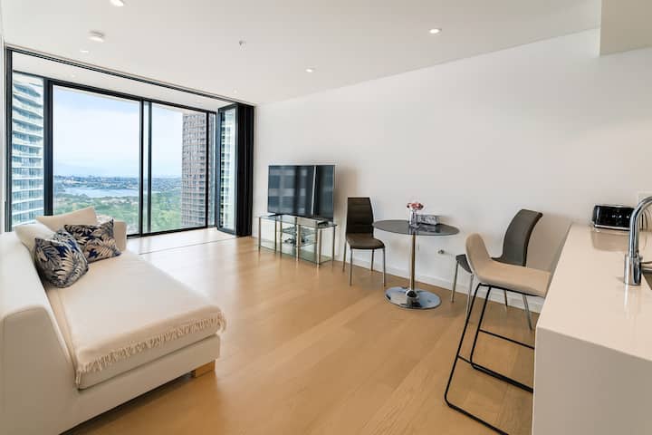 Bay Views Prime Location Retreat - Crows Nest