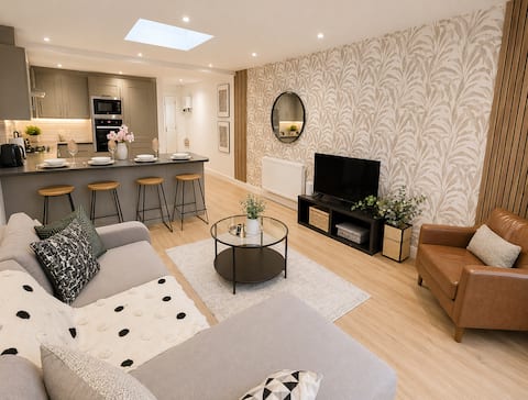 Top performing Airbnb: Stylish 2-Bed Bristol Retreat | Parking & Garden in Eastville