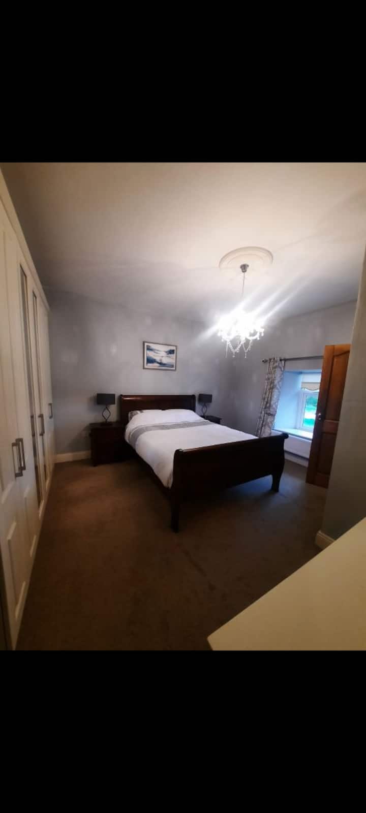 Glavna spavaća soba s bračnim krevetom.