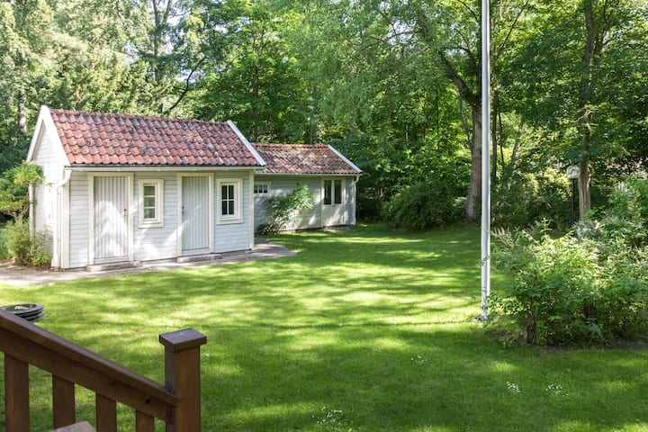 WC školjka s lijeve strane s tuš-kabinom i perilicom rublja. S desne strane nalazi se aneks u kojem se nalazi spavaća soba 4 (krevet za 2 osobe u bračnom krevetu). 