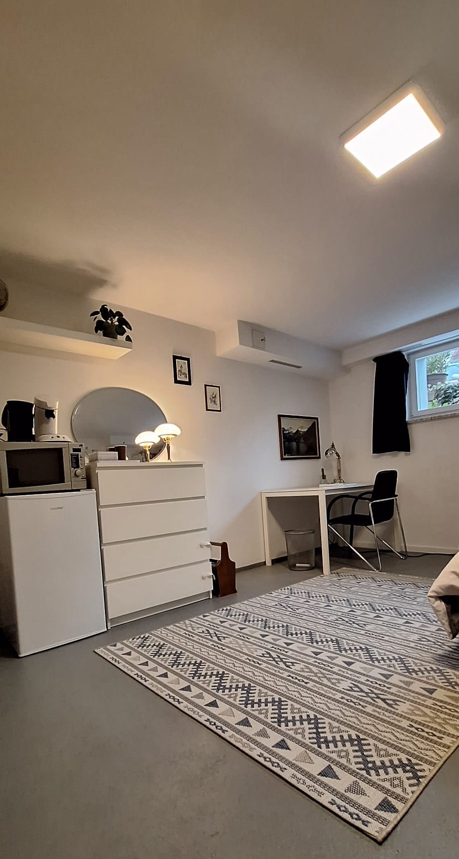 书桌、梳妆台、冰箱、咖啡机、水壶和微波炉