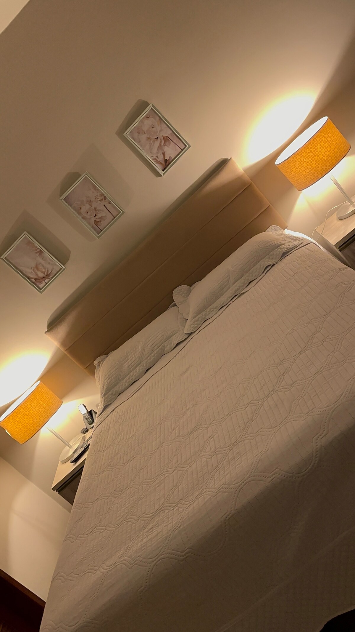 Главен апартамент с много удобно двойно легло, двойно допълнително легло, самостоятелна баня, телевизор и сплит климатик.