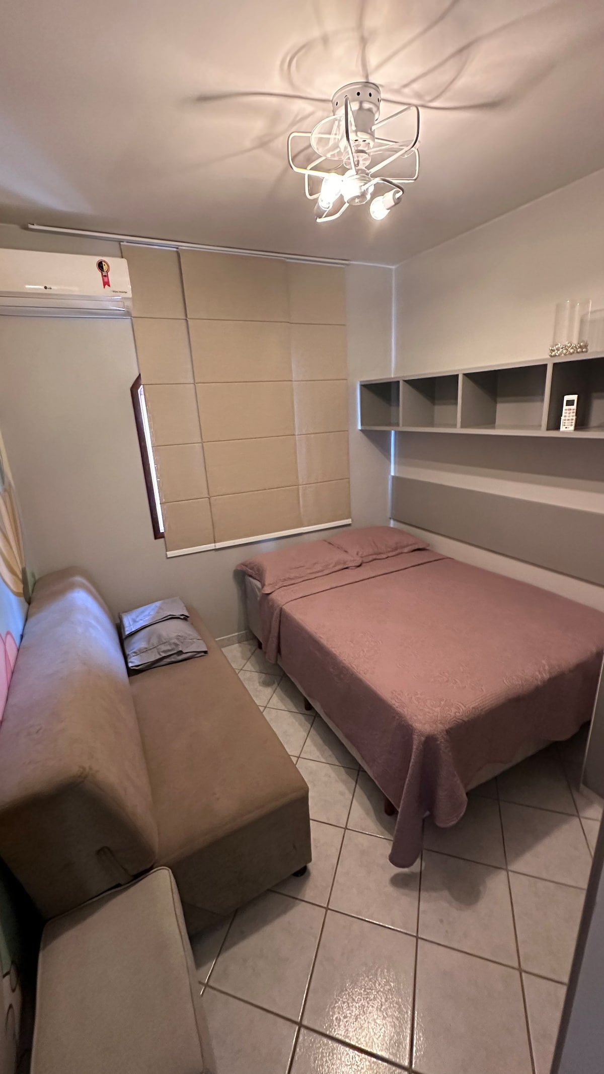 Стая с удобно двойно легло, с разделен климатик, допълнително легло и гардероб. 