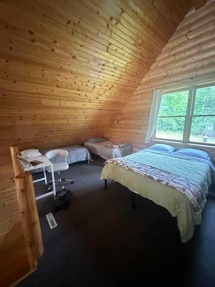 1 menšia manželská posteľ, 4 samostatné postele a písací stôl alebo toaletný priestor 