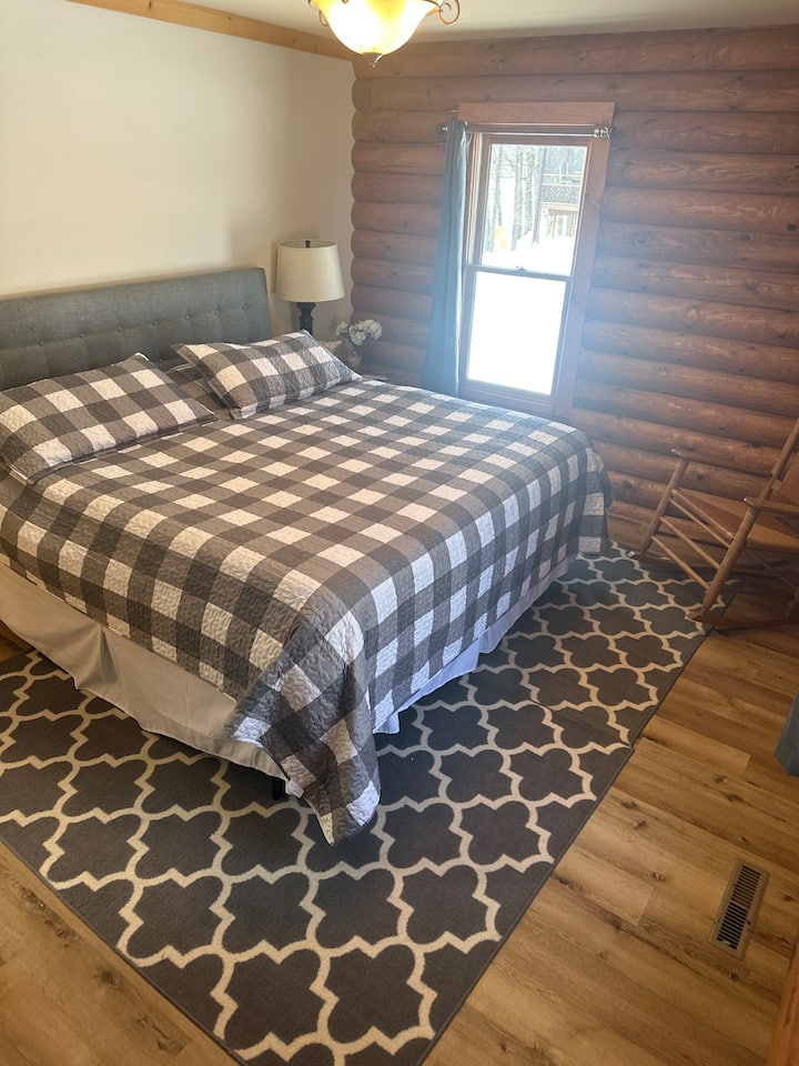 Veľká manželská posteľ Sleep Number s extra penovým matracom.  Skriňa a komoda. 