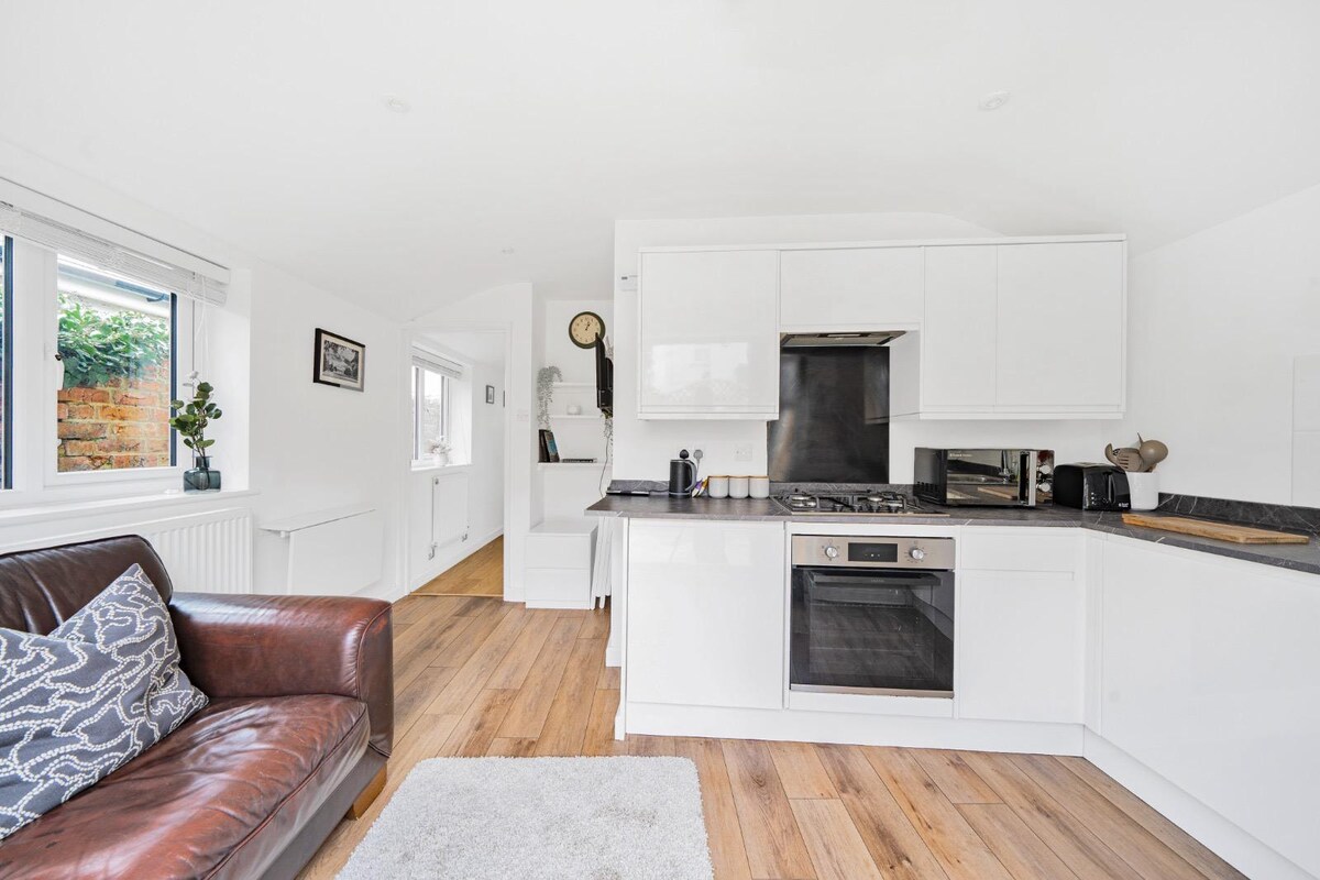 Top Airbnb: Modern Garden Annex with Private Access in Prestbury