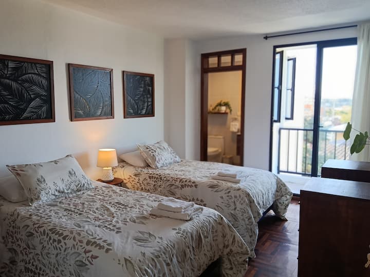 בחדר הזה יש 2 מיטות, כל אחת מ -1/2 מיטות, ריהוט מייבש שיער וארון בגדים.
מאחור, גישה למרפסת וחדר הרחצה.