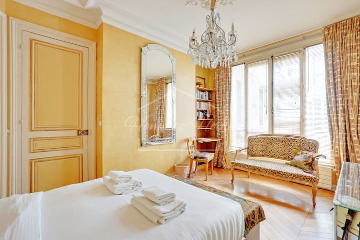 * DRUGA SPAVAĆA SOBA S BRAČNIM KREVETOM (QUEEN SIZE) I MALOM SOFOM *