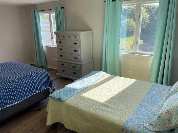 Ერთი საწოლი და ერთი ორადგილიანი საწოლი.