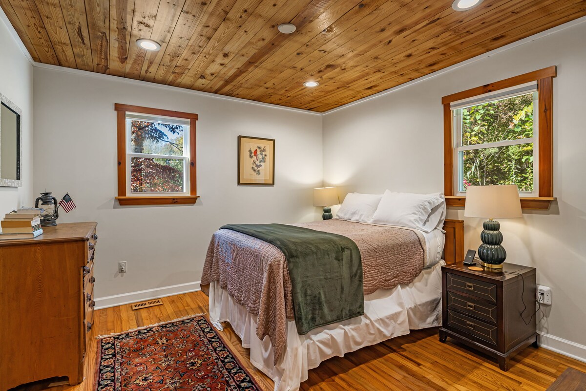 Second birdroom with plenty of light and storage.