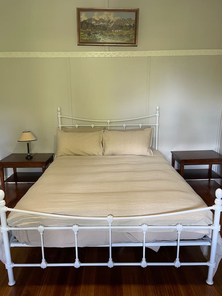 ห้องนอนที่สามพร้อมเตียงควีนไซส์