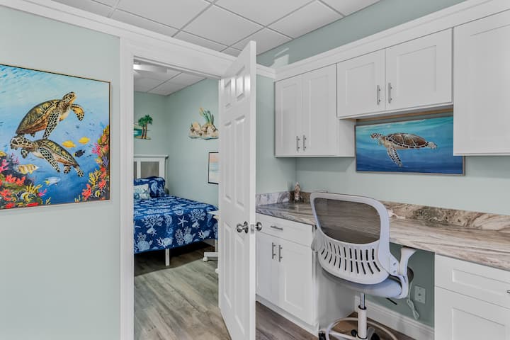 Mwonekano wa chumba cha kulala cha kujitegemea karibu na sehemu ya kufanyia kazi.