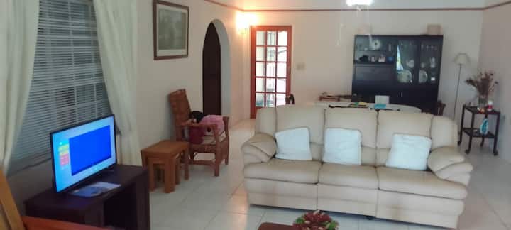 Dhomë ndenjjeje dhe ngrënieje me hapësirë të bollshme dhe e hapur