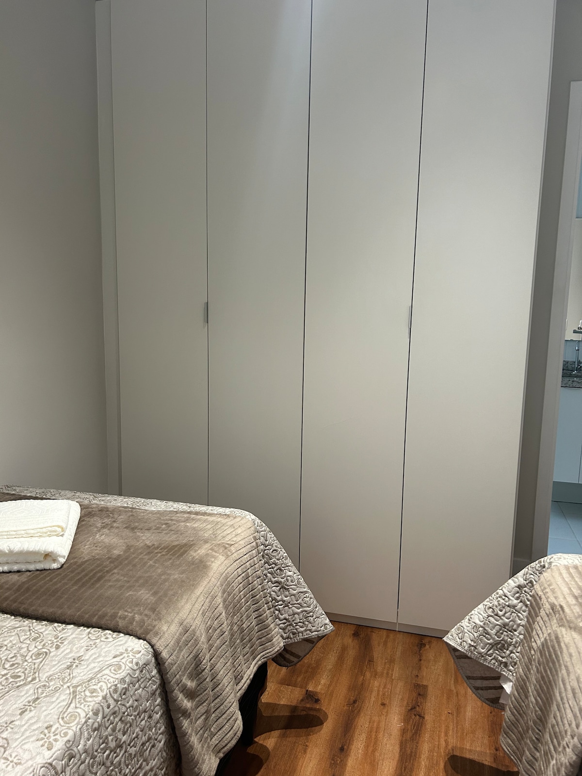 Phòng ngủ là một phòng tắm khép kín với màn hình bảo vệ trên cửa sổ, hai giường đơn có thể biến thành một giường queen đôi và một tủ quần áo với 5 kệ . 