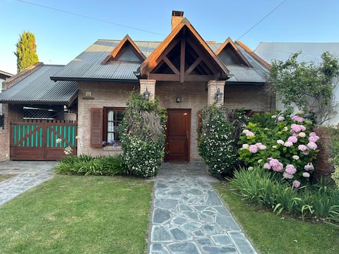 Excellent house with a pool and a park