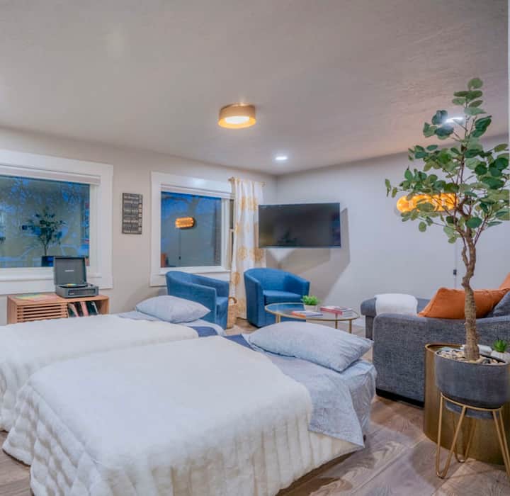 Trebate prostor za 8 osoba? Nudimo vam dva luksuzna, brza i jednostavna zračna madraca na napuhavanje na zahtjev. Smještaj se nalazi u dnevnom boravku ili glavnoj spavaćoj sobi. Osigurana je mekana i udobna posteljina i deke. 