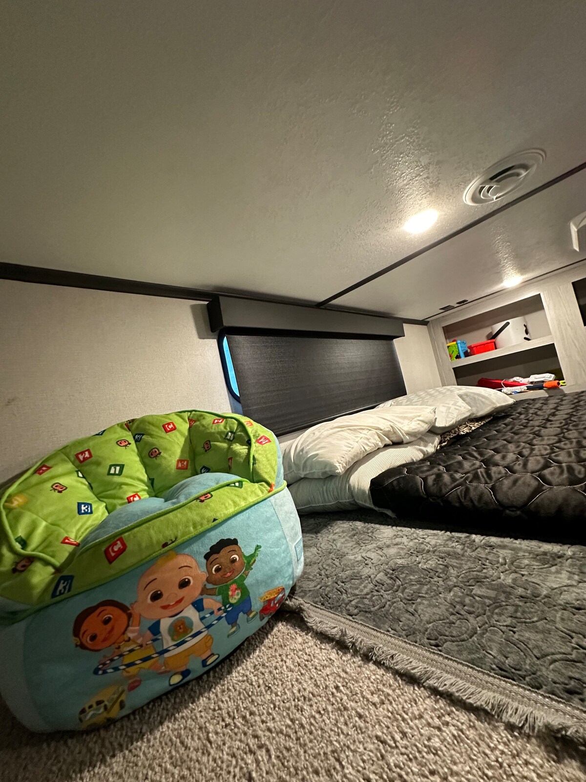 Ეს არის ზემო საძინებელში, რომელსაც შეუძლია 2-3 ბავშვის დაძინება 