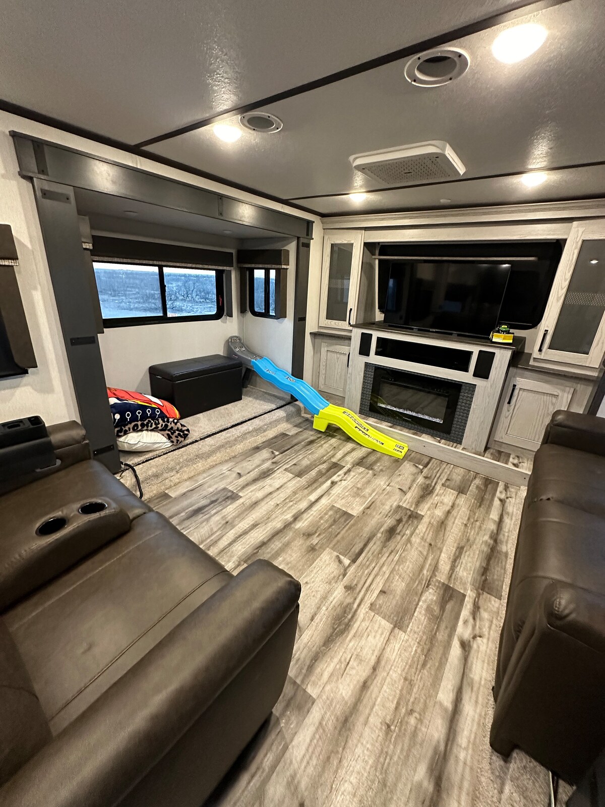 Ამ მისაღებ ოთახში არის გასაშლელი დივანი, რომელსაც საჭიროებისამებრ კომფორტულად სძინავს ორი ან სამიც კი. Სკამები მაქსიმალური განტვირთვისთვისაა განკუთვნილი, ტელევიზორის ყურებისას ან მყუდრო ბუხრით ტკბობისას კი შეგიძლიათ განიტვირთოთ.