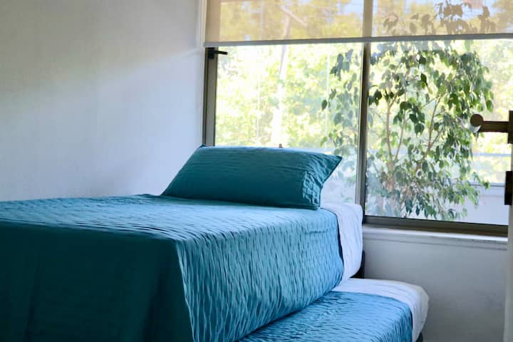 חלל קטן אבל מתאים לשני אנשים , שתי מיטות יחיד 