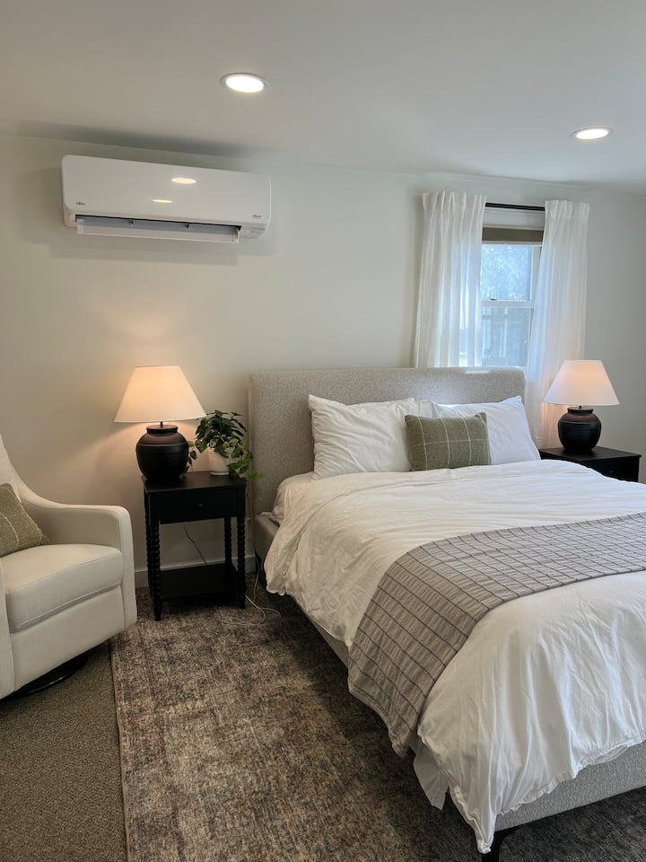 Primarna spavaća soba ima privatnu i novouređenu kupaonicu s WC-om, 2 velika ormara, potpuno novi madrac Helix (bračni krevet), dodatnu komodu, stolicu za ljuljanje i dvostruki sustav s klima-uređajem i grijanjem.