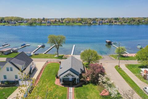 Cozy Waterfront LakeHouse, Boat Rental Available!
