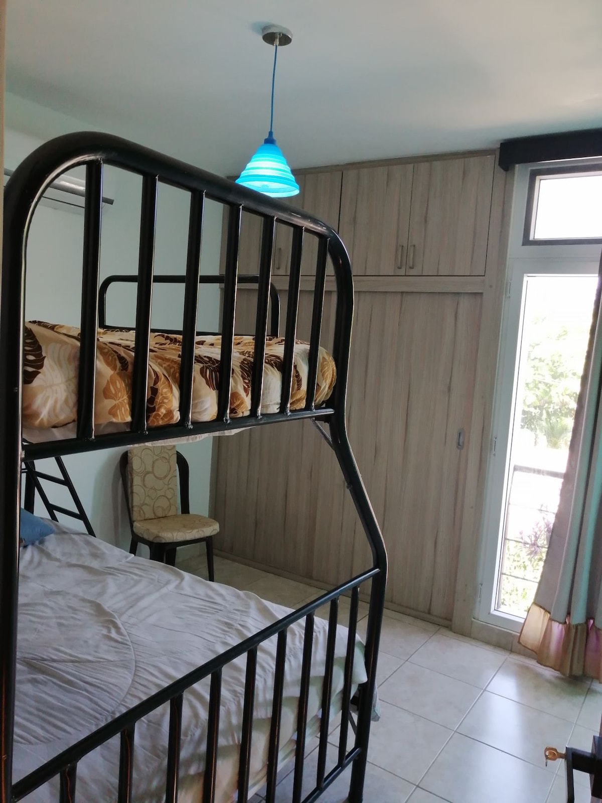 Para 3 personas.  2 en cama matrimonial y una persona arriba cama imperial. TV y aire acondicionado 