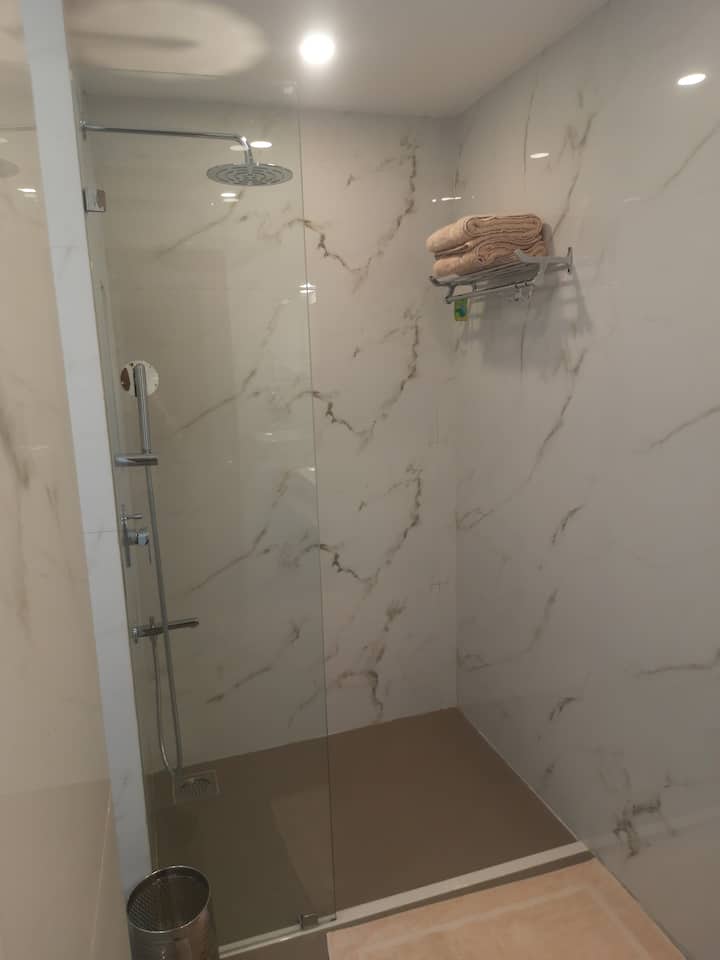 Full bathroom 1 image 3
