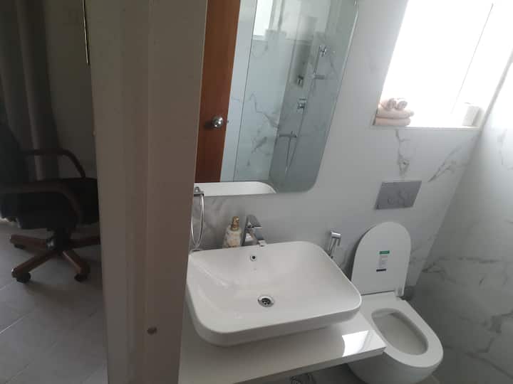 Full bathroom 2 image 1