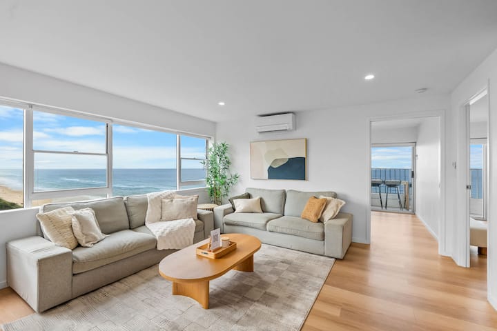 Beachfront Japandi 180° Ocean View 3br W/ Parking - Gold Coast