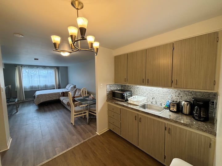 Cozy Apartment With Parking; 15 Minute To Downtown - Montreal