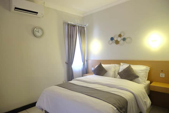 International electricity sockets are available in this room