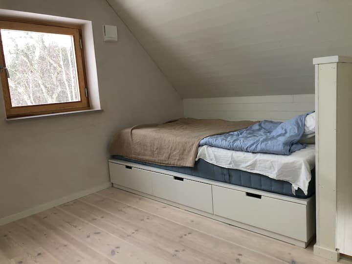 带单人床的阁楼睡眠阁楼