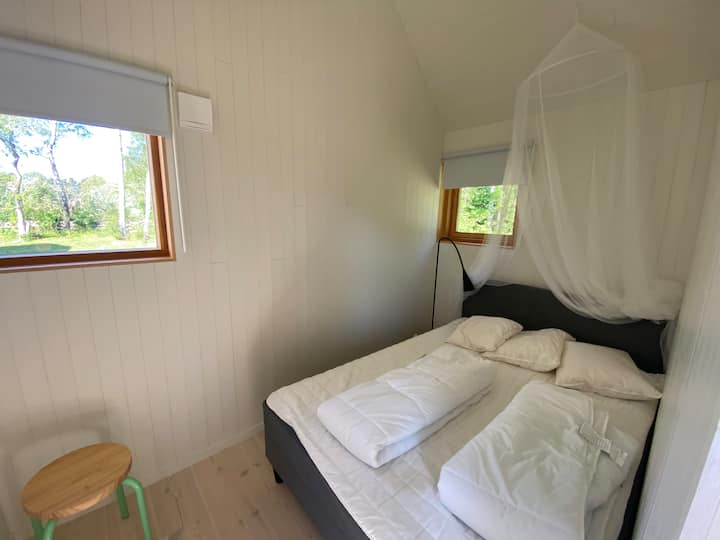 小房子里的双人床