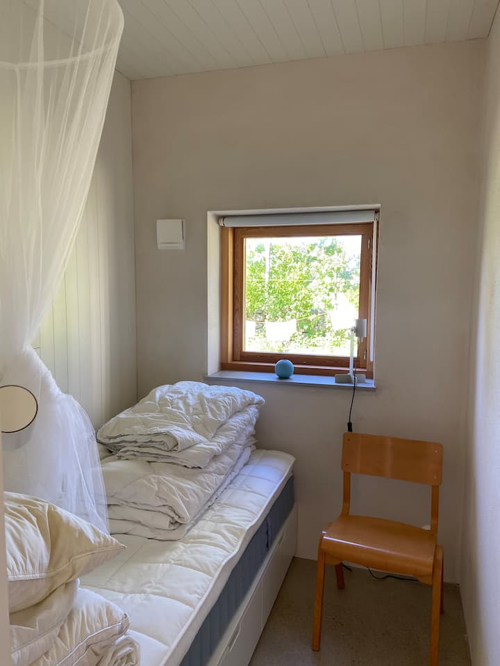 带1米宽单人床的小卧室