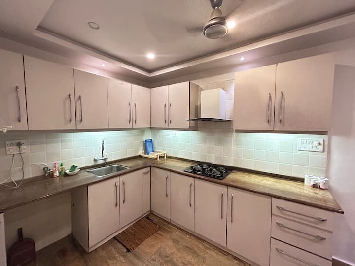 Full kitchen image 1