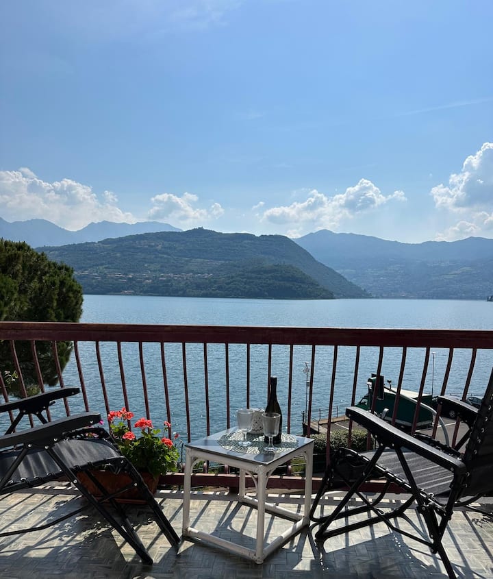 Look at the lake.