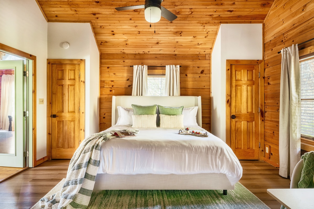 Imagina sumergirte en el lujoso abrazo de nuestra espaciosa cama tamaño king diseñada para relajarse y sentirte cómodo.