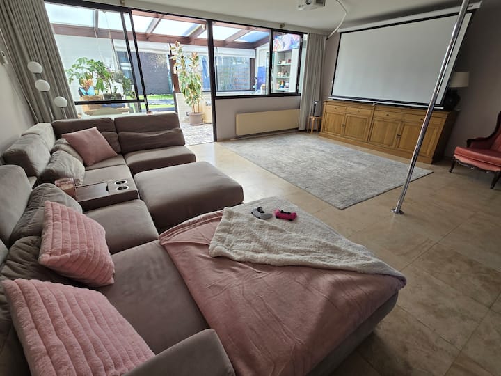 Peaceful & Green 4br Family Home Near Tomorrowland - Boom