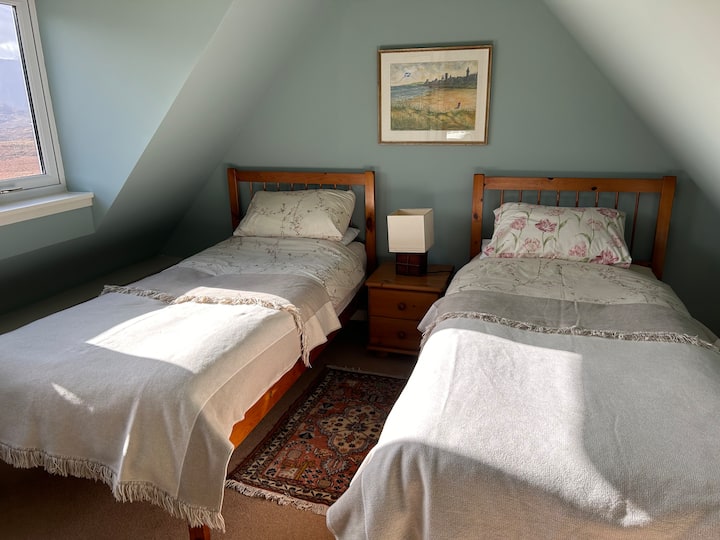 Tieto dve postele sú veľmi pohodlné, obe majú elektrické prikrývky a dajú sa posunúť k sebe.  