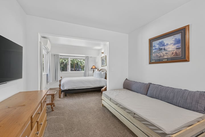 Guestroom 2 (1st Floor) - 1 Queen Bed