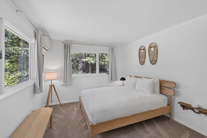 Guestroom 1 (1st Floor) -  Queen Bed