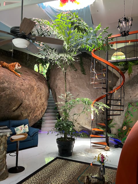 8th Wonder of the World- Art, Jacuzzi & River Pool