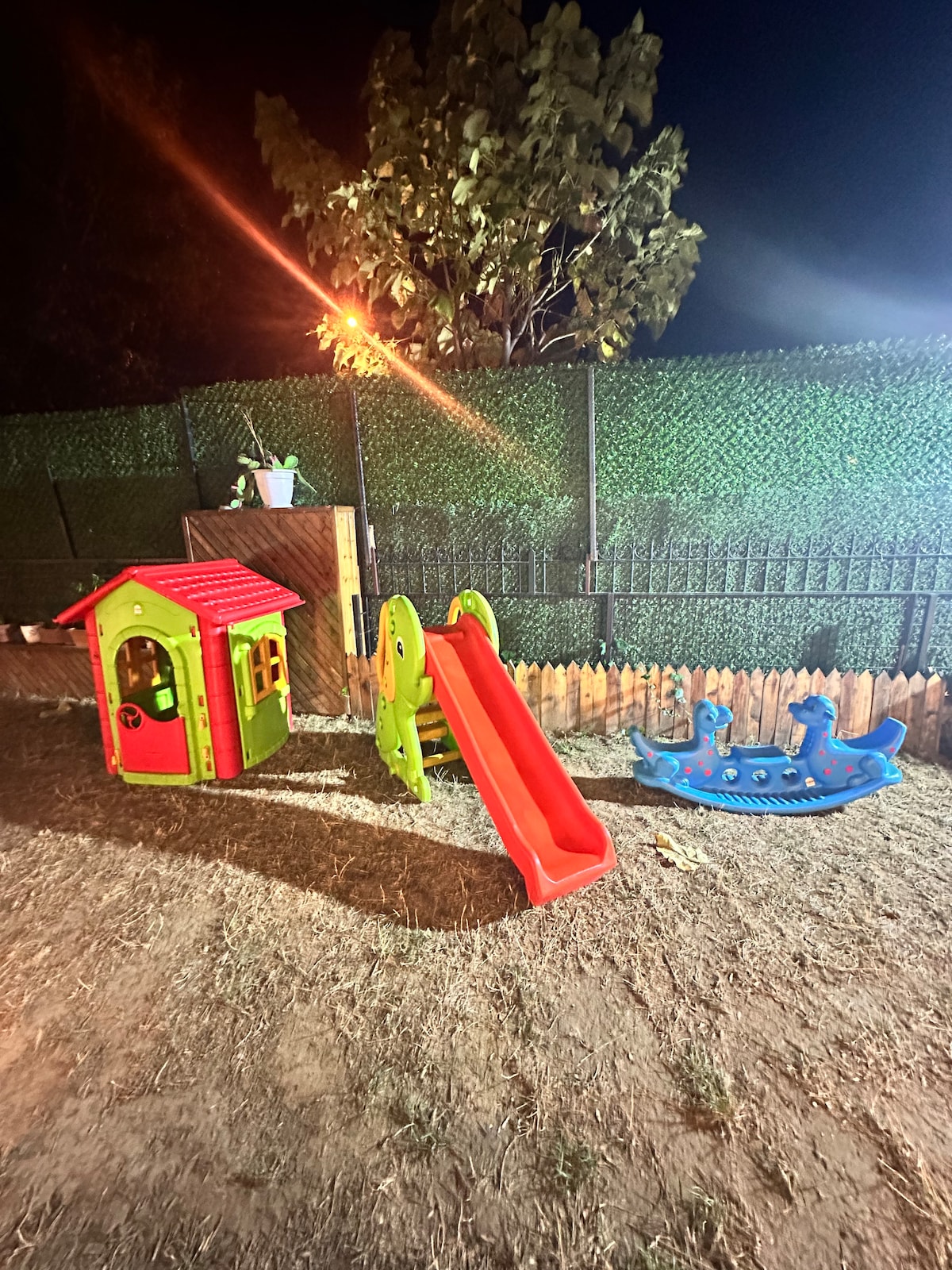 Yeşil Panjurlu Bahçeli Villa