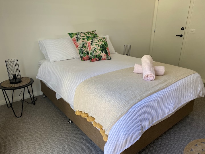Cama queen size, roupa de cama é servida na lavanderia